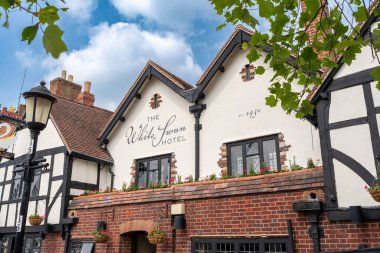 Londra 'nın güneyindeki Colmar kasabasında eski bir tuğla binanın önündeki geleneksel bir İngiliz barının güzel açılı manzarası.,