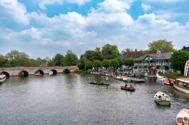 Londra - Mayıs 01.02: Arka planda tekneler olan bir nehir manzarası.