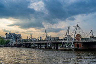 Londra, İngiltere 'deki köprü ve thames nehri