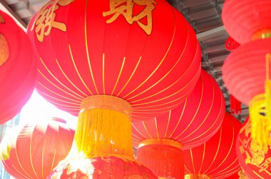 Geleneksel Çin kırmızı fenerleri insanların evinin önünde asılı duruyor. Yeni yıl için, Jiangmen, Güney Çin 'in Guangdong Eyaleti.