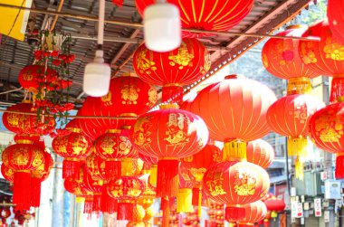 Geleneksel Çin kırmızı fenerleri insanların evinin önünde asılı duruyor. Yeni yıl için, Jiangmen, Güney Çin 'in Guangdong Eyaleti.