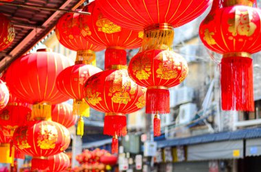 Geleneksel Çin kırmızı fenerleri insanların evinin önünde asılı duruyor. Yeni yıl için, Jiangmen, Güney Çin 'in Guangdong Eyaleti.