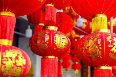Geleneksel Çin kırmızı fenerleri insanların evinin önünde asılı duruyor. Yeni yıl için, Jiangmen, Güney Çin 'in Guangdong Eyaleti.