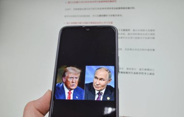 Jiangmen, Guangdong, Çin-19 Mart 2025: İnsanlar ABD Başkanı Donald Trump ve Rusya Devlet Başkanı.
