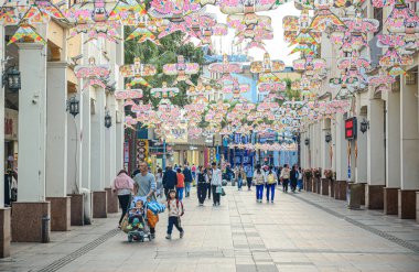 Jiangmen, Guangdong, Çin. 3 Nisan 2025. Xinhui Bölgesi 'ndeki tarihi Daxin Yolu-Renshou yolu kültürel bölgesi bir hava sanat galerisine dönüştürüldü. Geleneksel uçurtmalar, Çin 'in soyut kültürel mirasının bir parçası, şimdi sanat eserlerinin üzerinde yüzüyor.