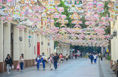 Jiangmen, Guangdong, Çin. 3 Nisan 2025. Xinhui Bölgesi 'ndeki tarihi Daxin Yolu-Renshou yolu kültürel bölgesi bir hava sanat galerisine dönüştürüldü. Geleneksel uçurtmalar, Çin 'in soyut kültürel mirasının bir parçası, şimdi sanat eserlerinin üzerinde yüzüyor.