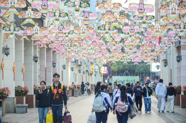 Jiangmen, Guangdong, Çin. 3 Nisan 2025. Xinhui Bölgesi 'ndeki tarihi Daxin Yolu-Renshou yolu kültürel bölgesi bir hava sanat galerisine dönüştürüldü. Geleneksel uçurtmalar, Çin 'in soyut kültürel mirasının bir parçası, şimdi sanat eserlerinin üzerinde yüzüyor.