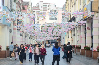 Jiangmen, Guangdong, Çin. 3 Nisan 2025. Xinhui Bölgesi 'ndeki tarihi Daxin Yolu-Renshou yolu kültürel bölgesi bir hava sanat galerisine dönüştürüldü. Geleneksel uçurtmalar, Çin 'in soyut kültürel mirasının bir parçası, şimdi sanat eserlerinin üzerinde yüzüyor.