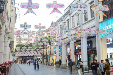 Jiangmen, Guangdong, Çin. 3 Nisan 2025. Xinhui Bölgesi 'ndeki tarihi Daxin Yolu-Renshou yolu kültürel bölgesi bir hava sanat galerisine dönüştürüldü. Geleneksel uçurtmalar, Çin 'in soyut kültürel mirasının bir parçası, şimdi sanat eserlerinin üzerinde yüzüyor.