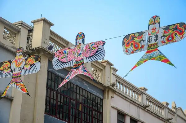 Çin 'in soyut kültürel mirasının bir parçası olan Jiangmen, Guangdong, Çin geleneksel uçurtmaları şimdi Xihui Bölgesi' ndeki tarihi ticari caddeyi 1474 yılında dekore etmiştir..