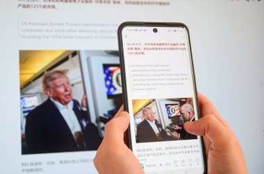Jiangmen, Guangdong, Çin-13 Nisan 2025: ABD Başkanı Donald Trump yönetimi akıllı telefonlar, bilgisayarlar ve bazı diğer elektronik cihazları Çin ithalatına uygulanan% 125 'lik vergiler de dahil olmak üzere 