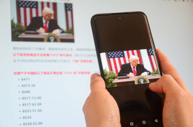 Jiangmen, Guangdong, Çin-13 Nisan 2025: ABD Başkanı Donald Trump yönetimi akıllı telefonlar, bilgisayarlar ve bazı diğer elektronik cihazları Çin ithalatına uygulanan% 125 'lik vergiler de dahil olmak üzere 