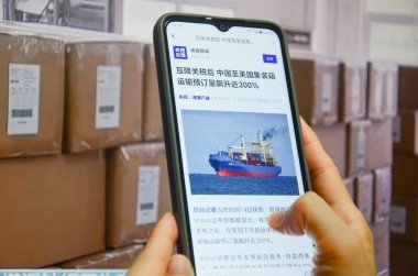 Jingmen, Guangdong, Çin. 15 Mayıs 2025. İnsanlar Çin-ABD Gümrük Haberleri 'ni izlemek için akıllı telefon kullanıyor. 14. (Yerel zaman) Çin' den ABD 'ye konteynır rezervasyonları vergi indirimlerinin yaklaşık% 300' ünü karşıladı: Vizyon verileri..
