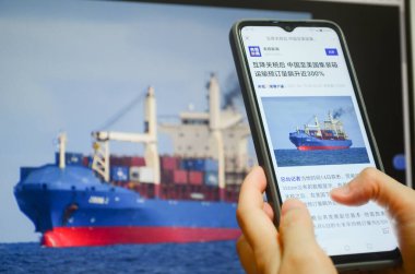 Jingmen, Guangdong, Çin. 15 Mayıs 2025. İnsanlar Çin-ABD Gümrük Haberleri 'ni izlemek için akıllı telefon kullanıyor. 14. (Yerel zaman) Çin' den ABD 'ye konteynır rezervasyonları vergi indirimlerinin yaklaşık% 300' ünü karşıladı: Vizyon verileri..