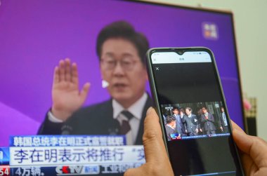 Jiangmen, Guangdong, Çin 4 Haziran 2025. İnsanlar 4 Haziran 'da Güney Kore Başkanı Lee Jae Myung ile ilgili haberleri izlemek için akıllı telefon kullanıyor. Lee Jae Myung, Kore' nin 21. başkanı olarak yemin etti. Görevi yerel saatle 6: 21 'de başladı..