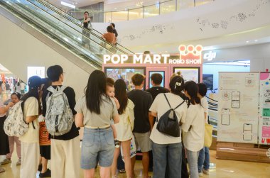 Jiangmen, Guangdong, Çin. 14 Haziran 2025. Müşteriler Pop Mart mağazalarından Labubu koleksiyonlarını seçiyor. Guangdong Eyaleti 'ndeki Pop Mart mağazalarında kaotik manzaralar var..