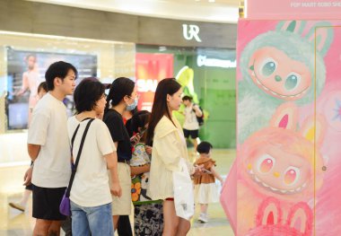 Jiangmen, Guangdong, Çin. 14 Haziran 2025. Müşteriler Pop Mart mağazalarından Labubu koleksiyonlarını seçiyor. Guangdong Eyaleti 'ndeki Pop Mart mağazalarında kaotik manzaralar var..