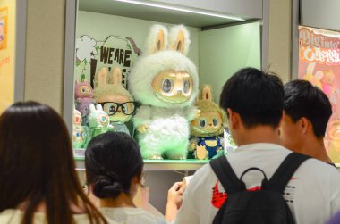 Jiangmen, Guangdong, Çin. 14 Haziran 2025. Müşteriler Pop Mart mağazalarından Labubu koleksiyonlarını seçiyor. Guangdong Eyaleti 'ndeki Pop Mart mağazalarında kaotik manzaralar var..