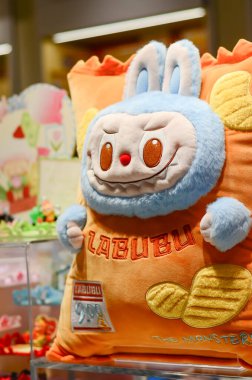 Jiangmen, Guangdong, Çin. 14 Haziran 2025. Pop Mart mağazasındaki Labubu Koleksiyonları 'nın kapanışı. Guangdong Eyaleti' ndeki Pop Mart mağazalarında kaotik manzaralar..