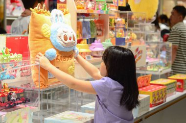 Jiangmen, Guangdong, Çin. 14 Haziran 2025. Müşteriler Pop Mart mağazalarından Labubu koleksiyonlarını seçiyor. Guangdong Eyaleti 'ndeki Pop Mart mağazalarında kaotik manzaralar var..