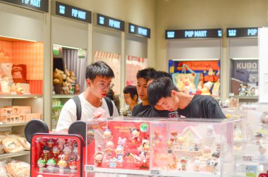 Jiangmen, Guangdong, Çin. 14 Haziran 2025. Müşteriler Pop Mart mağazalarından Labubu koleksiyonlarını seçiyor. Guangdong Eyaleti 'ndeki Pop Mart mağazalarında kaotik manzaralar var..