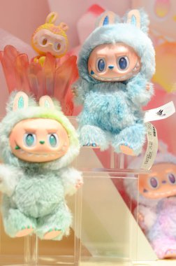 Jiangmen, Guangdong, Çin. 14 Haziran 2025. Pop Mart mağazasındaki Labubu Koleksiyonları 'nın kapanışı. Guangdong Eyaleti' ndeki Pop Mart mağazalarında kaotik manzaralar..