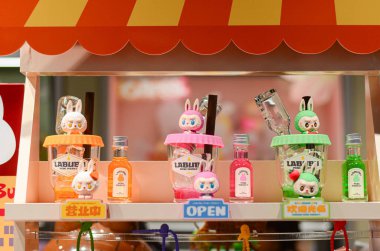 Jiangmen, Guangdong, Çin. 14 Haziran 2025. Pop Mart mağazasındaki Labubu Koleksiyonları 'nın kapanışı. Guangdong Eyaleti' ndeki Pop Mart mağazalarında kaotik manzaralar..