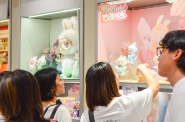 Jiangmen, Guangdong, Çin. 14 Haziran 2025. Müşteriler Pop Mart mağazalarından Labubu koleksiyonlarını seçiyor. Guangdong Eyaleti 'ndeki Pop Mart mağazalarında kaotik manzaralar var..