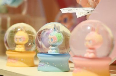 Jiangmen, Guangdong, Çin. 14 Haziran 2025. Pop Mart mağazasındaki Labubu Koleksiyonları 'nın kapanışı. Guangdong Eyaleti' ndeki Pop Mart mağazalarında kaotik manzaralar..