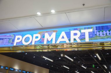 14 Haziran 2025. Pop Mart logosunun kapanışı. Jiangmen 'deki Pop Mart Çılgınlığı Labubu: Genç Koleksiyoncular tarafından Çılgınca Kros Şehir Satışları. Jiangman, Guangdong, Çin.