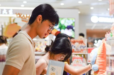 Jiangmen, Guangdong, Çin. 14 Haziran 2025. Müşteriler Pop Mart mağazalarından Labubu koleksiyonlarını seçiyor. Guangdong Eyaleti 'ndeki Pop Mart mağazalarında kaotik manzaralar var..