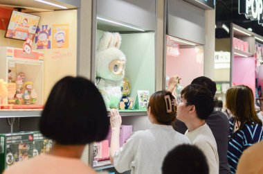 Jiangmen, Guangdong, Çin. 14 Haziran 2025. Müşteriler Pop Mart mağazalarından Labubu koleksiyonlarını seçiyor. Guangdong Eyaleti 'ndeki Pop Mart mağazalarında kaotik manzaralar var..