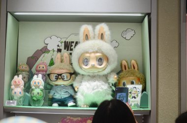 Jiangmen, Guangdong, Çin. 14 Haziran 2025. Pop Mart mağazasındaki Labubu Koleksiyonları 'nın kapanışı. Guangdong Eyaleti' ndeki Pop Mart mağazalarında kaotik manzaralar..