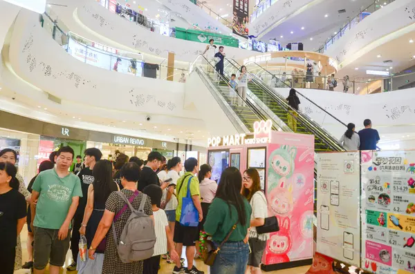 Jiangmen, Guangdong, Çin. 14 Haziran 2025. Müşteriler Pop Mart mağazalarından Labubu koleksiyonlarını seçiyor. Guangdong Eyaleti 'ndeki Pop Mart mağazalarında kaotik manzaralar var..