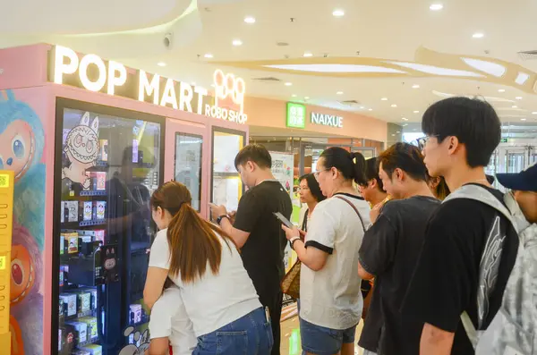Jiangmen, Guangdong, Çin. 14 Haziran 2025. Müşteriler Pop Mart mağazalarından Labubu koleksiyonlarını seçiyor. Guangdong Eyaleti 'ndeki Pop Mart mağazalarında kaotik manzaralar var..