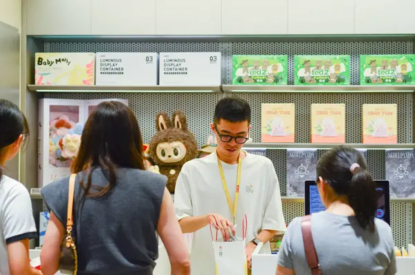 Jiangmen, Guangdong, Çin. 14 Haziran 2025. Müşteriler Pop Mart mağazalarından Labubu koleksiyonlarını seçiyor. Guangdong Eyaleti 'ndeki Pop Mart mağazalarında kaotik manzaralar var..