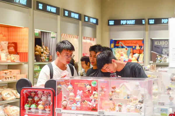 Jiangmen, Guangdong, Çin. 14 Haziran 2025. Müşteriler Pop Mart mağazalarından Labubu koleksiyonlarını seçiyor. Guangdong Eyaleti 'ndeki Pop Mart mağazalarında kaotik manzaralar var..