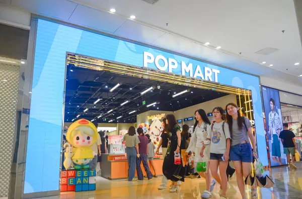 Jiangmen, Guangdong, Çin. 14 Haziran 2025. Müşteriler Pop Mart mağazalarından Labubu koleksiyonlarını seçiyor. Guangdong Eyaleti 'ndeki Pop Mart mağazalarında kaotik manzaralar var..