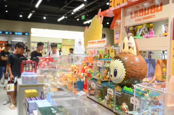 Jiangmen, Guangdong, Çin. 14 Haziran 2025. Pop Mart mağazasındaki Labubu Koleksiyonları 'nın kapanışı. Guangdong Eyaleti' ndeki Pop Mart mağazalarında kaotik manzaralar..
