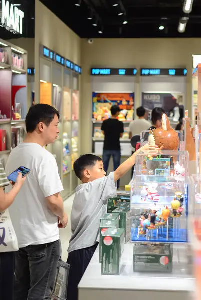 Jiangmen, Guangdong, Çin. 14 Haziran 2025. Müşteriler Pop Mart mağazalarından Labubu koleksiyonlarını seçiyor. Guangdong Eyaleti 'ndeki Pop Mart mağazalarında kaotik manzaralar var..