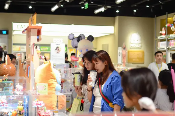 Jiangmen, Guangdong, Çin. 14 Haziran 2025. Müşteriler Pop Mart mağazalarından Labubu koleksiyonlarını seçiyor. Guangdong Eyaleti 'ndeki Pop Mart mağazalarında kaotik manzaralar var..