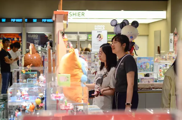 Jiangmen, Guangdong, Çin. 14 Haziran 2025. Müşteriler Pop Mart mağazalarından Labubu koleksiyonlarını seçiyor. Guangdong Eyaleti 'ndeki Pop Mart mağazalarında kaotik manzaralar var..