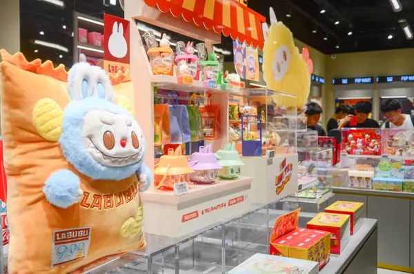Jiangmen, Guangdong, Çin. 14 Haziran 2025. Pop Mart mağazasındaki Labubu Koleksiyonları 'nın kapanışı. Guangdong Eyaleti' ndeki Pop Mart mağazalarında kaotik manzaralar..