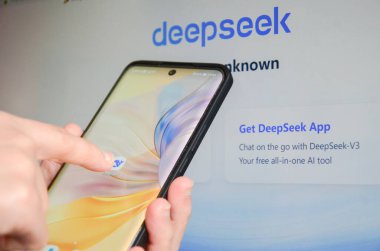 Jiangmen, Guangdong, Çin. 16 Mart 2025. Çinliler akıllı telefonda DeepSeek Ai uygulamasını kullanıyor. DeepSeek AI platformu Çin 'den gelen en gelişmiş yapay zeka platformlarından biridir..
