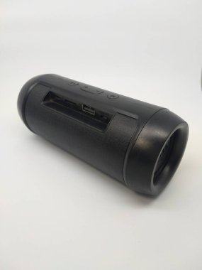 Tüp şeklinde taşınabilir bir hoparlör..