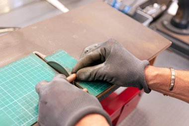 Müzikal enstrüman tamir atölyesinde testereli borular kesiyordum.