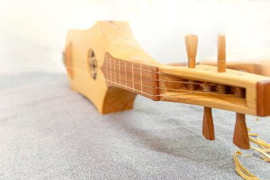 Lutherie atölyesinde yeni bitirilen bir Cithora 'nın ayrıntıları