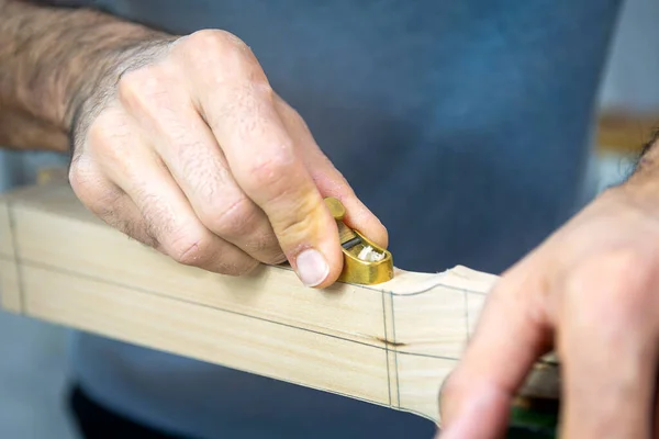 Atölyesinde Luthier Planing Vihuela boyun yatay çekim. Ellerini yaklaştır.