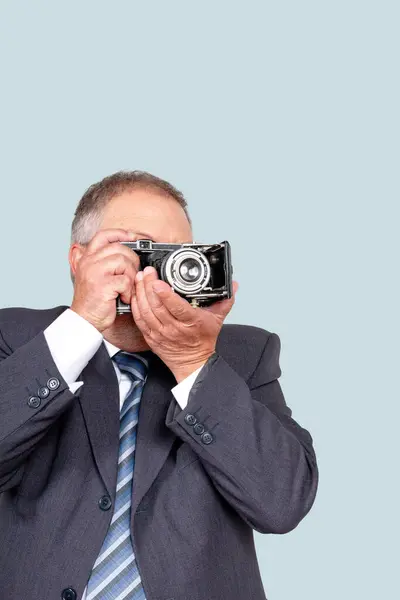 Işıklı arka planda eski bir kamerayla fotoğraf çekimi