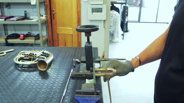 フランスのホーンの機械を調節する楽器修理装置のショット — ストック動画